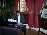 Vynikajúci klavírista M.Díre pripravuje nástroj pred uèinkov
