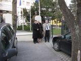 Pred vstupom do budovy MZV Ing. Hlavaèka s maželmi Vargovými