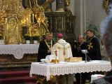 Metropolita biskup Mariborský prijímaný do rytierskeho stavu