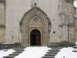 Portál vstupu farského kostola v Hlohovci.
