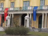 Palác vyzdobený zástavami OEVE.