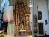 Jeden z oltárov baziliky.