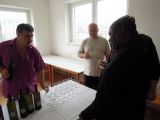 Pán Varga predstavuje vinárske vzorky vinárov Dražoviec.