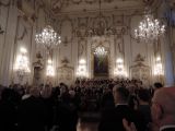 Koncert vo veľkej sále paláca.