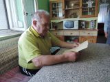 Pán Koštrna číta posledný list od členky rodiny Fussmannovýc