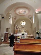 Krásny a udržiavaný kostolík v Čunove pre sv. omšou.