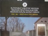 Materiály múzea holokaustu v Seredi.