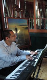 Klavírny virtuóz p. Kozma robil hudobné pozadie stretnutia.