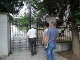 Obnovená brána cintorína z Kovošrotu späť na svoje miesto.