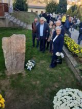 Kladenie kvetov zástupcami židovskej obce Nitra.