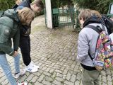 Pohľad detí na Stolperstein prvý spomienkový kameň v Nitre.
