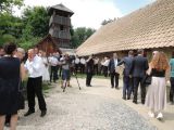 Novinári, archeológovia, vinári nervozita pred otvorením.