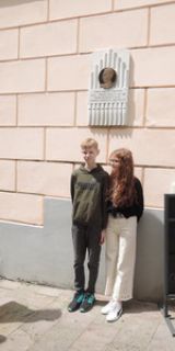 Účastnícu pod pamätnou doskou MUDr Pavlovi Hollému.