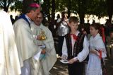 Odovzdávanie darov biskupovi.
