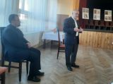 Dôstojný pán Irenei Ciutti pri poučnej diskusii.