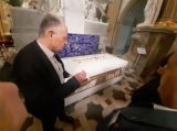 Vdp. Čunek pri sarkofágu v Bazilike Velehrad