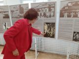 Prof. Blahová ukazuje príbuzných na starej fotografii.