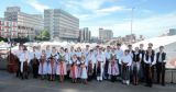 Foto Velkomoravskej Muziky v pozadí ruiny zničenej budovy.
